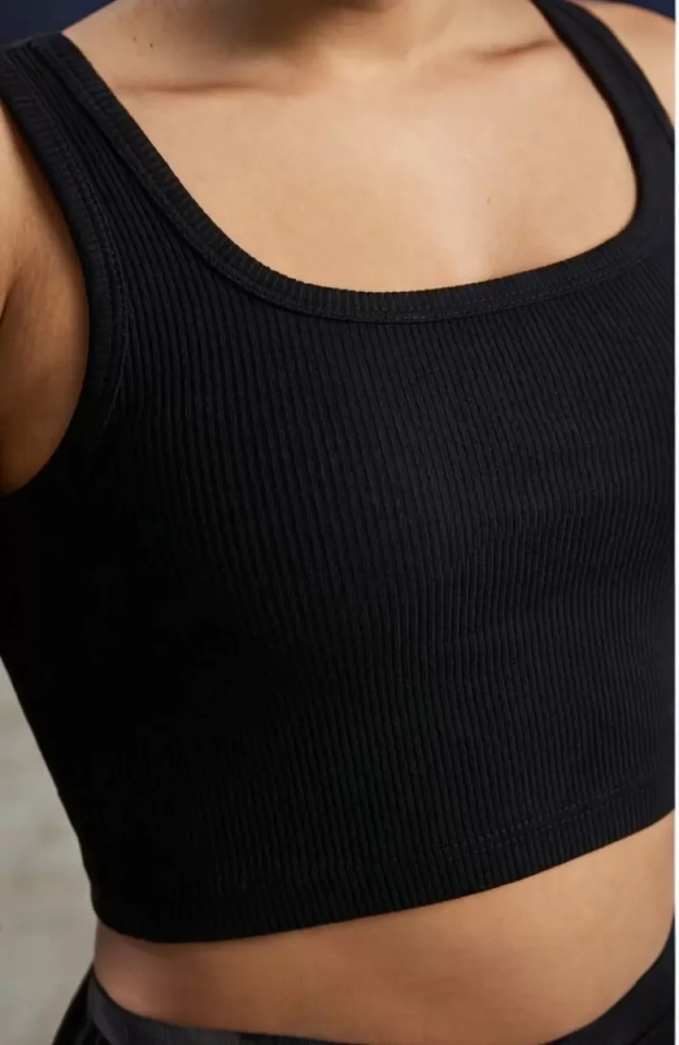Kadın Siyah Kalın Askılı Crop Top Büstiyer – Modern ve Şık Tasarım