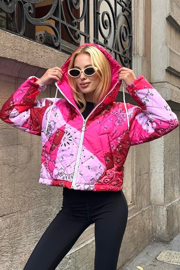 Pembe Desenli Kapüşonlu Kolları Fermuarlı Kısa Şişme Mont