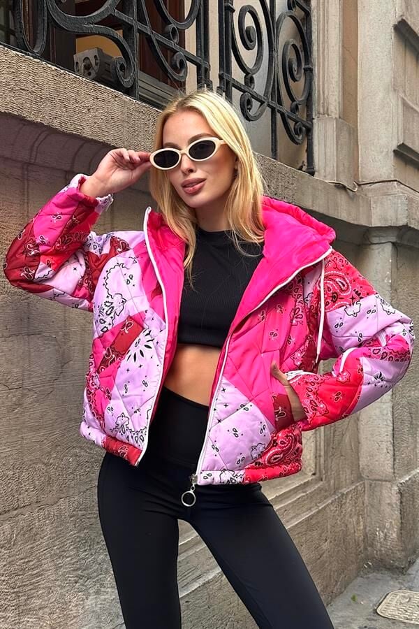 Pembe Desenli Kapüşonlu Kolları Fermuarlı Kısa Şişme Mont