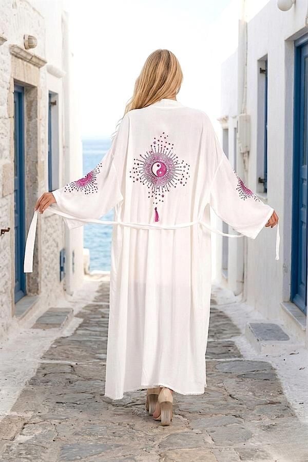Beyaz Sırtı Ve Kolları Nakışlı Püsküllü Uzun Kimono