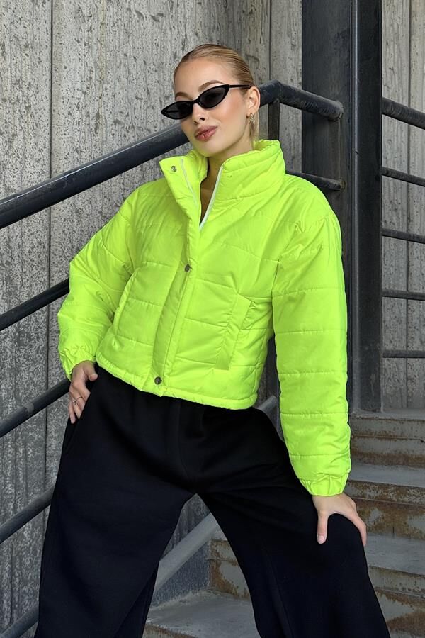 Neon Yeşil Dik Yaka Çıtçıtlı Fermuarlı Kısa Şişme Mont