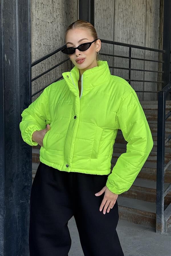 Neon Yeşil Dik Yaka Çıtçıtlı Fermuarlı Kısa Şişme Mont