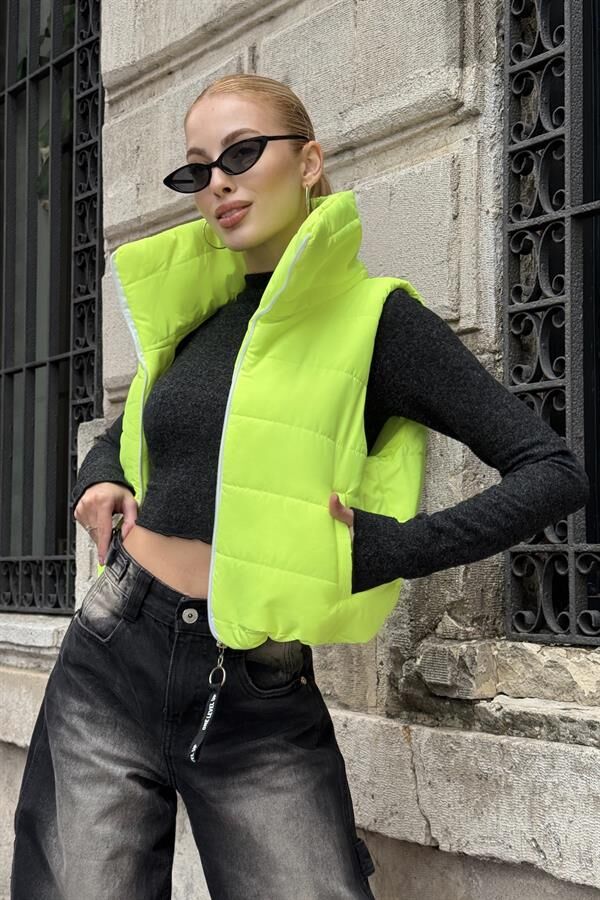 Neon Yeşil Sırtı Taş İşlemeli Dik Yaka Kısa Şişme Yelek
