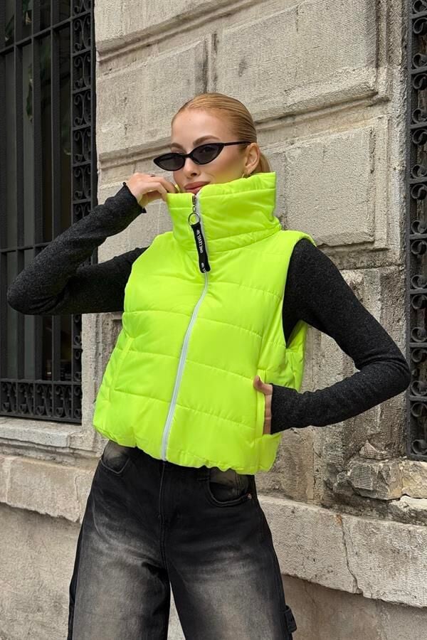 Neon Yeşil Sırtı Taş İşlemeli Dik Yaka Kısa Şişme Yelek