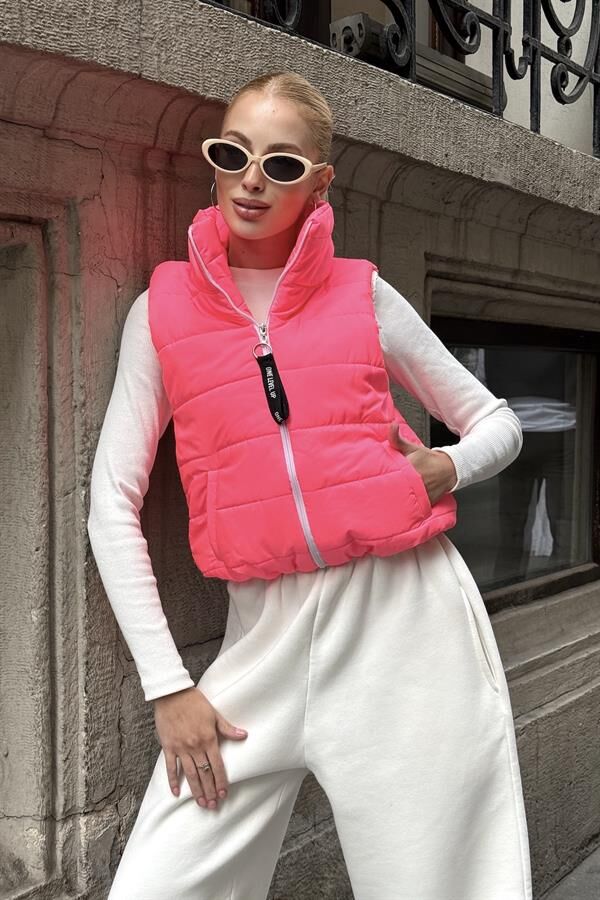 Pembe Sırtı Taş İşlemeli Dik Yaka Kısa Şişme Yelek