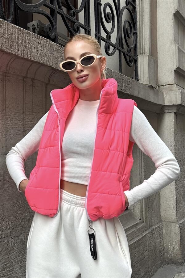 Pembe Sırtı Taş İşlemeli Dik Yaka Kısa Şişme Yelek