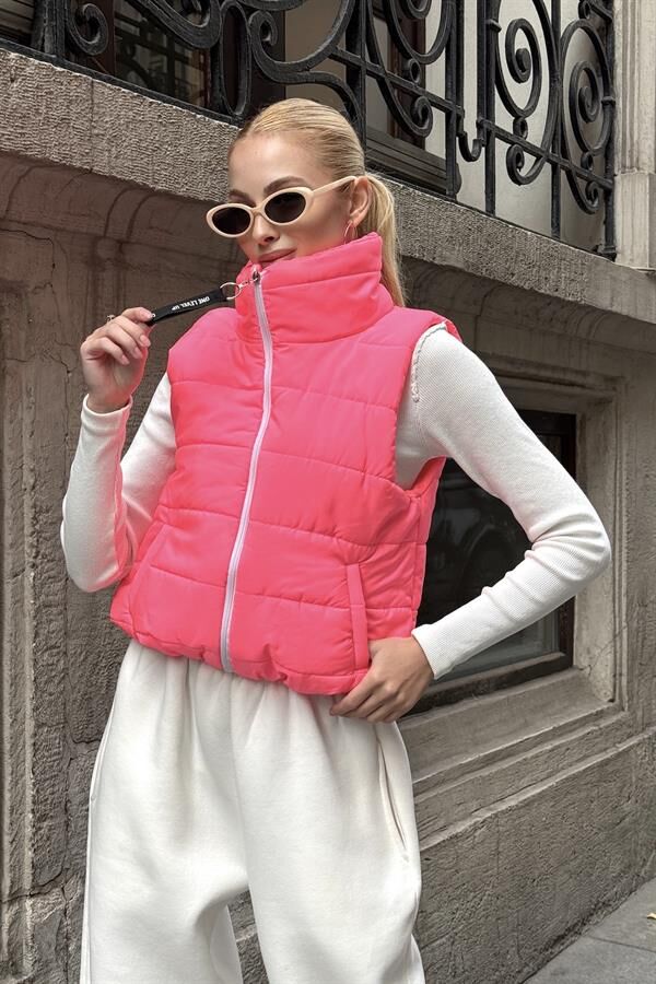 Pembe Sırtı Taş İşlemeli Dik Yaka Kısa Şişme Yelek
