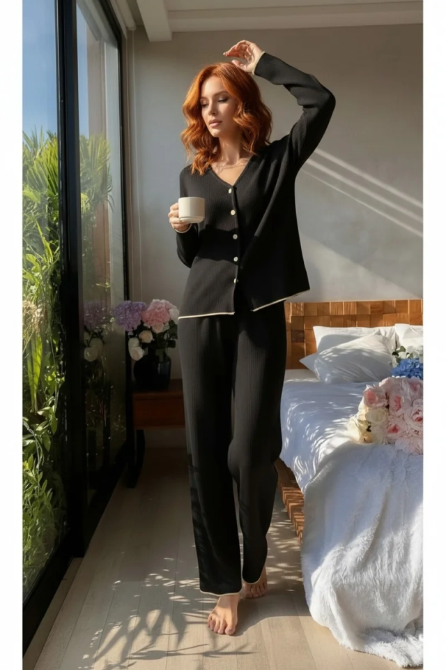 Premium Kadın Fitilli Pijama Takımı – Siyah Gold Biye Detaylı, Yumuşak Dokulu Ev Şıklığı