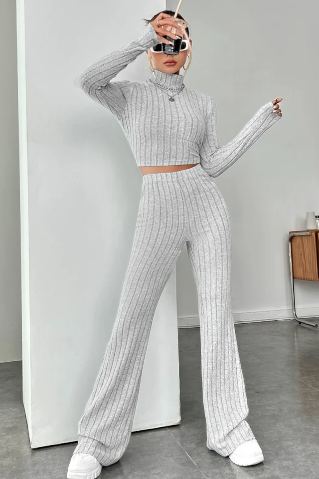 Kadın Gri Çizgili Boğazlı Crop Top ve Yüksek Bel Pantolon Takım