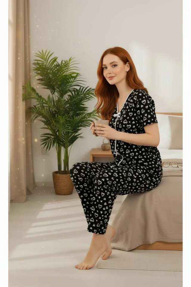 Kadın Siyah Kalp Desenli Fiyonklu Kısa Kollu Uzun Pijama Takımı