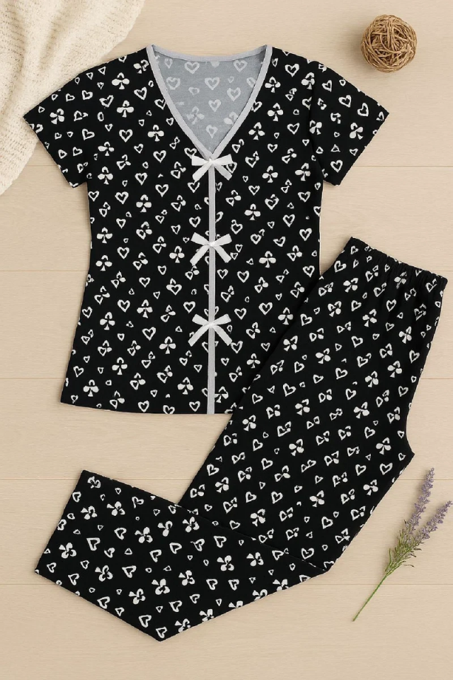 Kadın Siyah Beyaz Kalp Desenli Fiyonklu Kısa Kollu Pijama Takımı – Rahat, Şık ve 4 Mevsim Kullanım