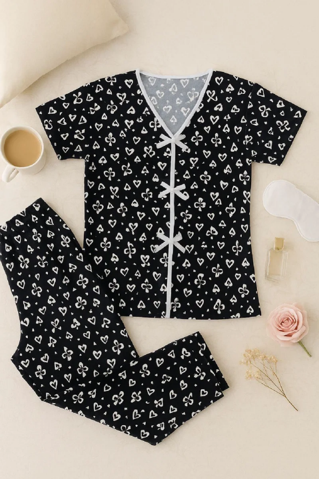 Kadın Siyah Beyaz Kalp Desenli Fiyonklu Kısa Kollu Pijama Takımı – Rahat, Şık ve 4 Mevsim Kullanım