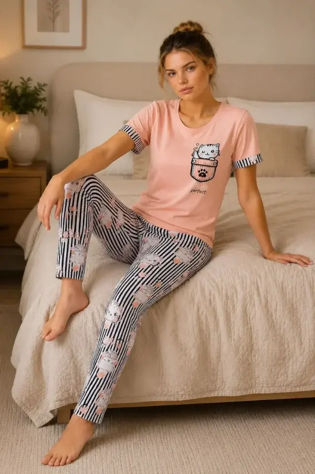 Pamuklu Penye Kedi Baskılı Kısa Kollu Bisiklet Yaka Çizgili Pijama Takımı - Pudra