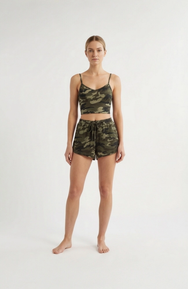 Kadın Kamuflaj Desenli Askılı Crop Top ve Şortlu Gecelik Takım – Modern, Konforlu ve Günlük Kombinlere Uygun