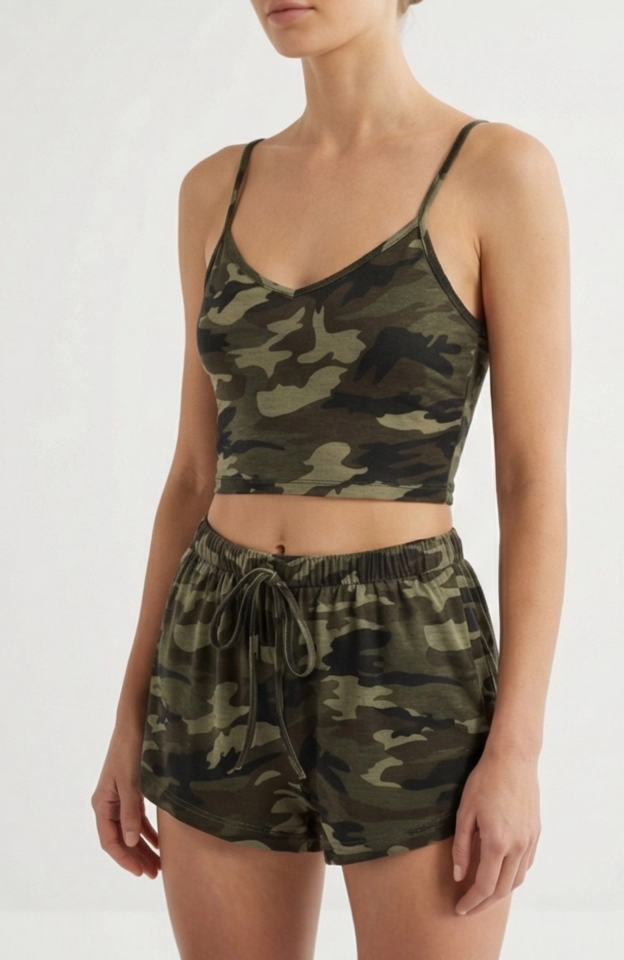 Kadın Kamuflaj Desenli Askılı Crop Top ve Şortlu Gecelik Takım – Modern, Konforlu ve Günlük Kombinlere Uygun
