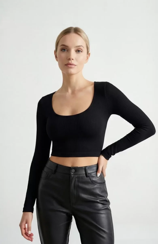 Kadın Siyah Uzun Kol Kare Yaka Crop Top Bluz – Şık, Rahat ve Kolay Kombinlenebilir