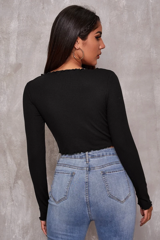 Kadın Siyah Uzun Kollu Büzdürme Bağcık Detaylı Crop Top Bluz – Şık, Rahat ve Kolay Kombinlenebilir