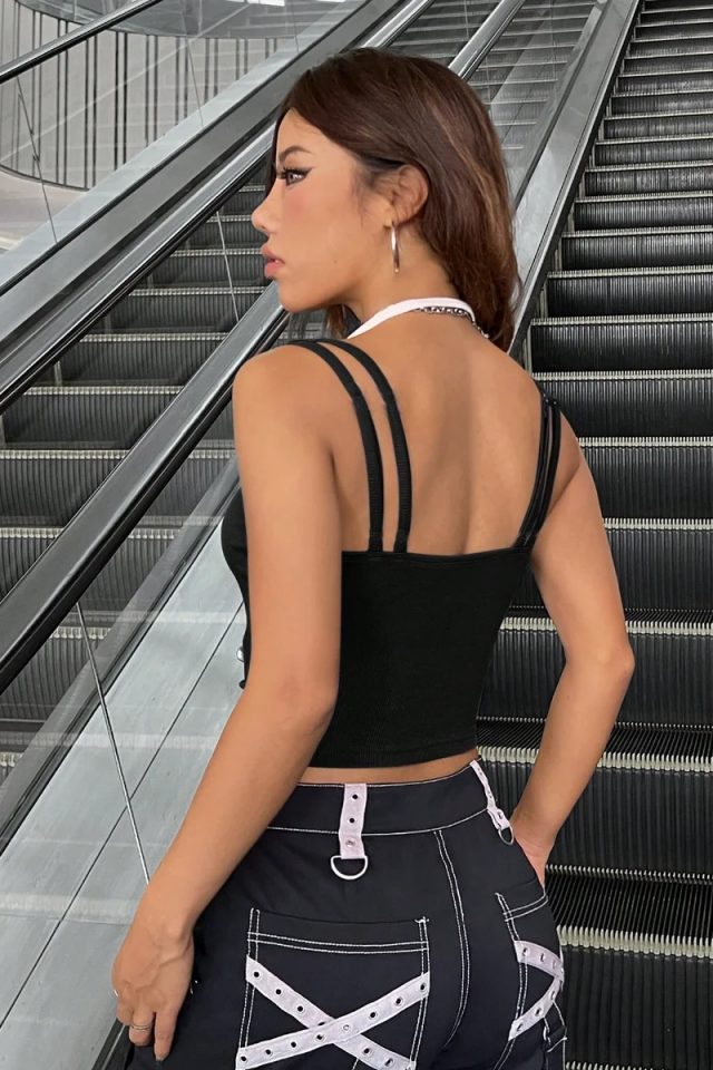 Kadın Beyaz Siyah Çift Renk Çapraz Askılı Crop Top Bluz – Şık, Rahat ve Kolay Kombinlenebilir