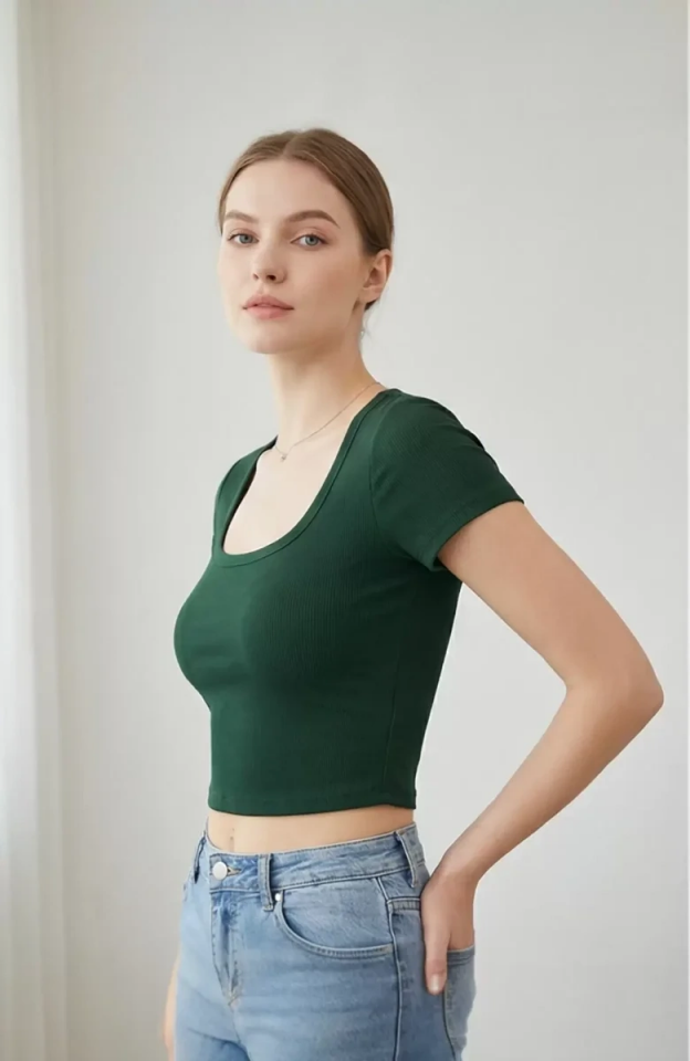 Kadın Yeşil Yarım Kol Düz Yaka Crop Top Bluz – Şık, Rahat ve Kolay Kombinlenebilir