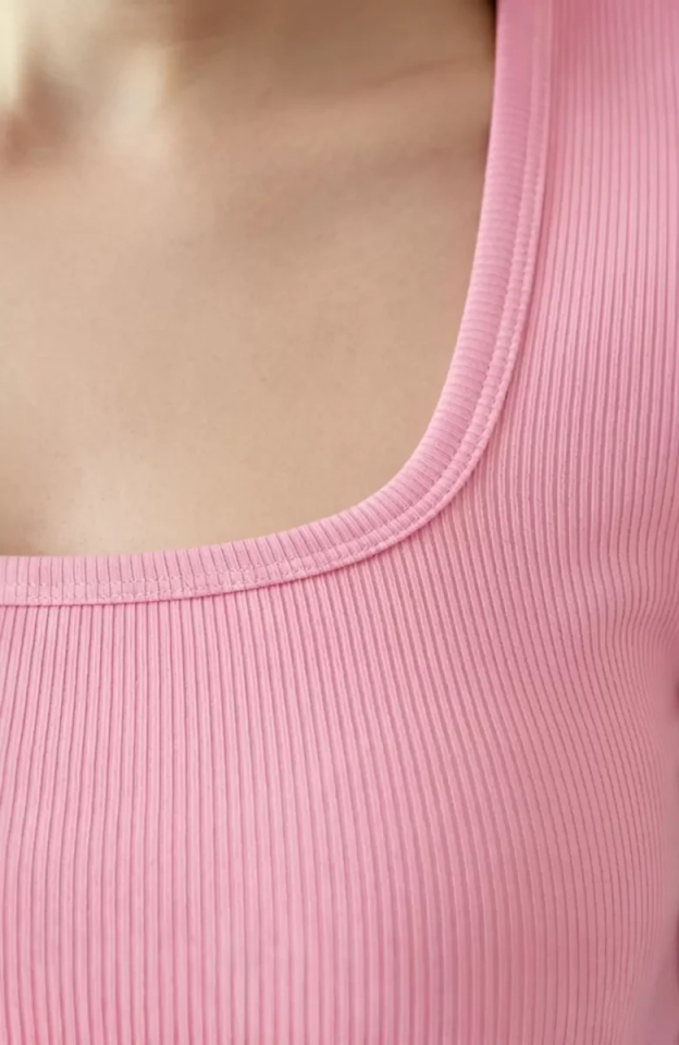 Kadın Pembe Yarım Kol Düz Yaka Crop Top Bluz – Şık, Rahat ve Kolay Kombinlenebilir