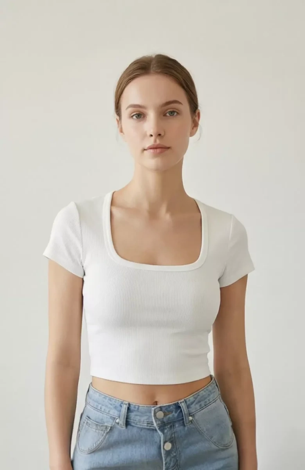 Kadın Beyaz Yarım Kol Düz Yaka Crop Top Bluz – Şık, Rahat ve Kolay Kombinlenebilir
