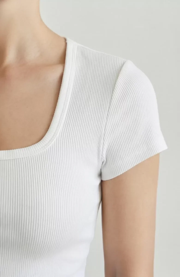 Kadın Beyaz Yarım Kol Düz Yaka Crop Top Bluz – Şık, Rahat ve Kolay Kombinlenebilir