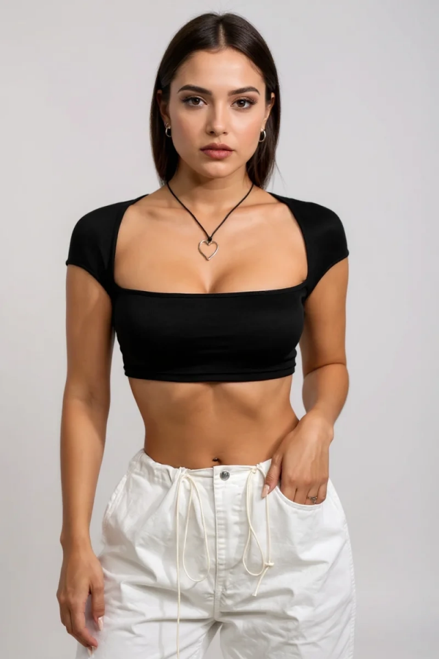 Kadın Siyah Sırt Dekolteli ve Boyundan Bağlamalı Yarım Kol Crop Top Bluz – Şık, Rahat ve Kolay Kombinlenebilir