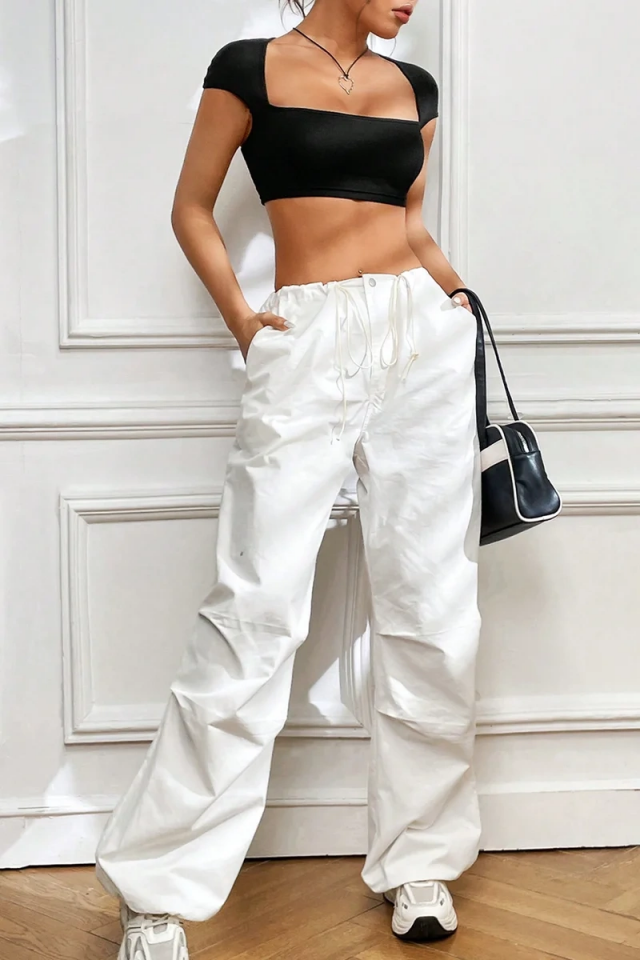 Kadın Siyah Sırt Dekolteli ve Boyundan Bağlamalı Yarım Kol Crop Top Bluz – Şık, Rahat ve Kolay Kombinlenebilir