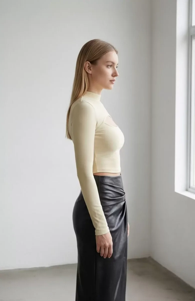 Kadın Ekru Göğüs Dekolteli Uzun Kollu Cut Out Crop Top Bluz – Şık, Rahat ve Kolay Kombinlenebilir