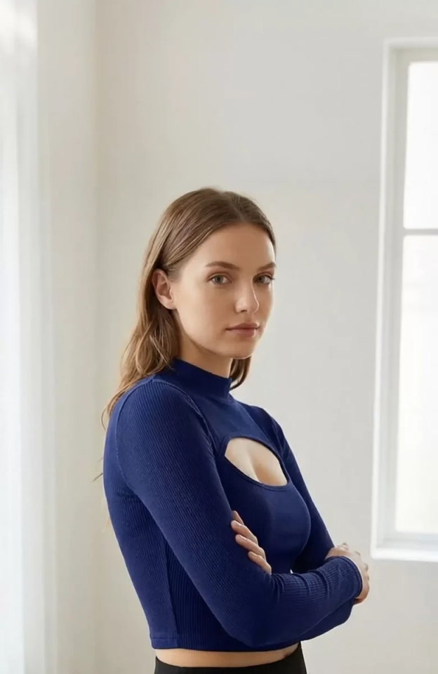 Kadın Lacivert Göğüs Dekolteli Uzun Kollu Cut Out Crop Top Bluz – Şık, Rahat ve Kolay Kombinlenebilir