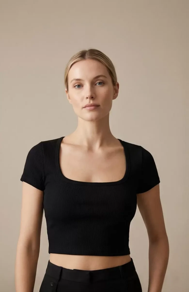 Kadın Siyah Yarım Kol Düz Yaka Crop Top Bluz – Şık, Rahat ve Kolay Kombinlenebilir