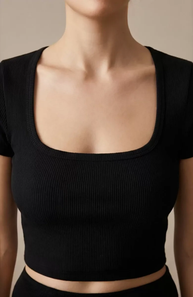 Kadın Siyah Yarım Kol Düz Yaka Crop Top Bluz – Şık, Rahat ve Kolay Kombinlenebilir