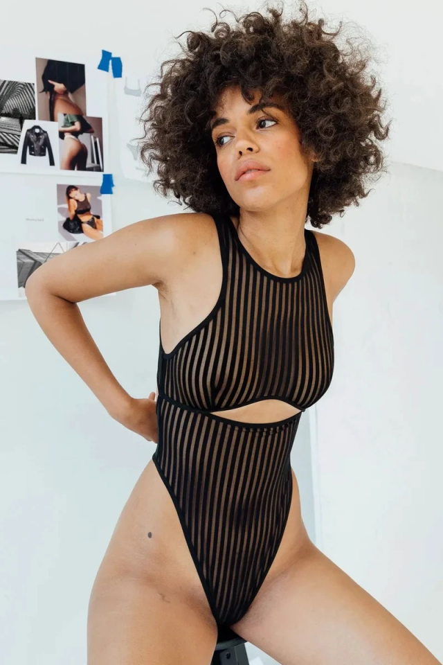 Kadın Siyah Cut-Out Detaylı Transparan Çizgili Gecelik – Modern ve Şık Tasarım