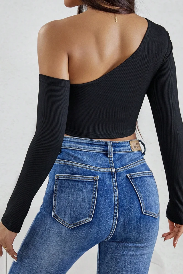 Kadın Siyah Tek Omuz Detaylı Uzun Kol Crop Top Bluz – Şık, Rahat ve Kolay Kombinlenebilir