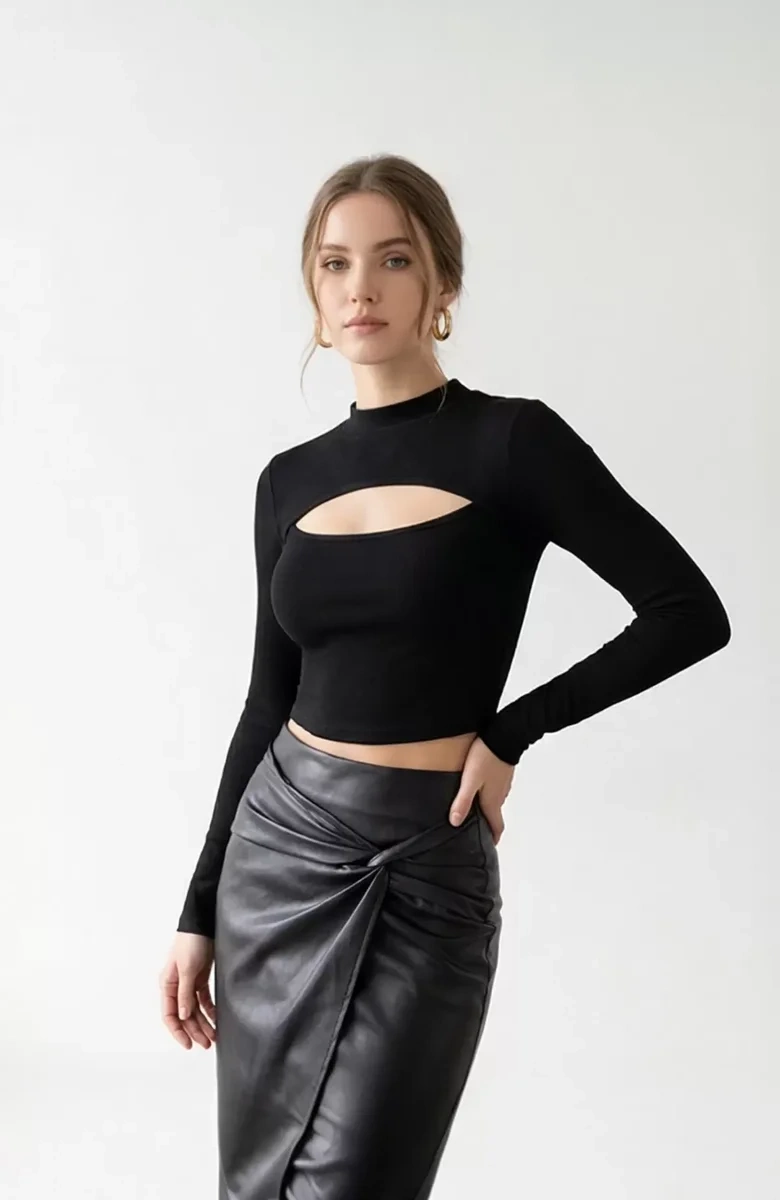 Kadın Siyah Göğüs Dekolteli Uzun Kollu Cut Out Crop Top Bluz – Şık, Rahat ve Kolay Kombinlenebilir