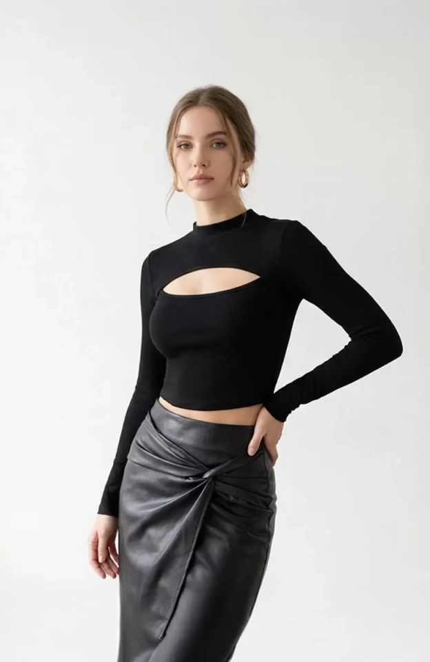 Kadın Siyah Göğüs Dekolteli Uzun Kollu Cut Out Crop Top Bluz – Şık, Rahat ve Kolay Kombinlenebilir