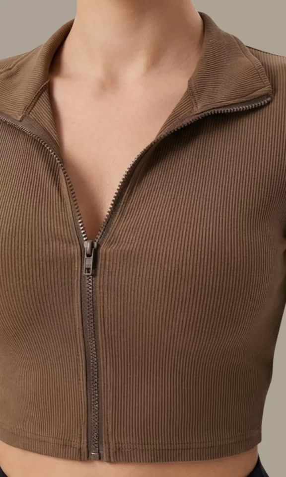 Kadın Kahverengi Uzun Kol Fermuarlı Parmak Geçme Detaylı Dik Yaka Crop Top Bluz – Şık, Rahat ve Kolay Kombinlenebilir