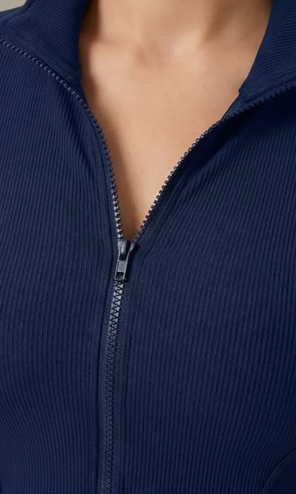 Kadın Lacivert Uzun Kol Fermuarlı Parmak Geçme Detaylı Dik Yaka Crop Top Bluz – Şık, Rahat ve Kolay Kombinlenebilir