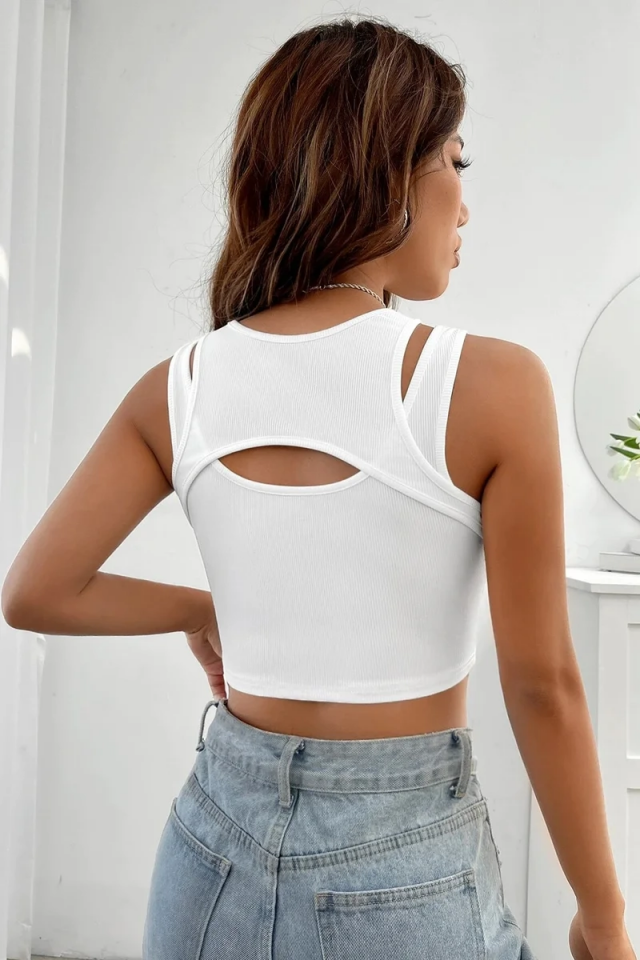 Kadın Beyaz Kalın Askılı Cut Out Dekolteli Crop Top Bluz – Şık, Rahat ve Kolay Kombinlenebilir