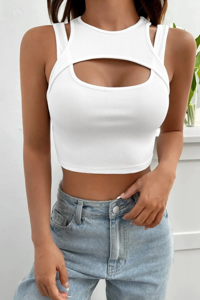 Kadın Beyaz Kalın Askılı Cut Out Dekolteli Crop Top Bluz – Şık, Rahat ve Kolay Kombinlenebilir