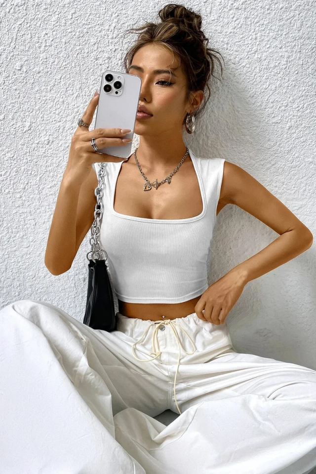 Kadın Beyaz Kare Yaka Kalınlaşan Omuz Detaylı Crop Top Bluz – Şık, Rahat ve Kolay Kombinlenebilir