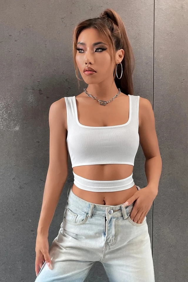 Kadın Beyaz Göbek Dekolteli Crop Top Bluz – Şık, Rahat ve Kolay Kombinlenebilir