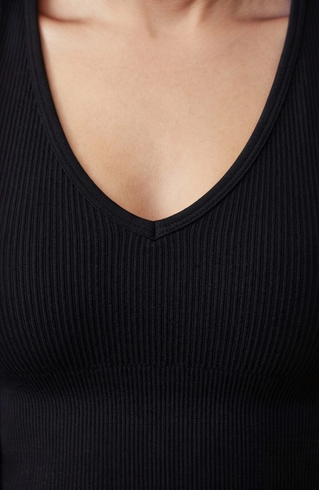 Kadın Siyah Derin Göğüs Dekolteli Şık Crop Top Bluz – Şık, Rahat ve Kolay Kombinlenebilir