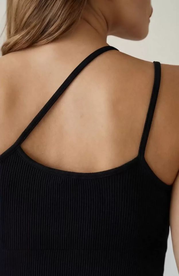Kadın Siyah Tek Omuzlu Çapraz Askılı Crop Top Büstiyer – Modern ve Şık Tasarım