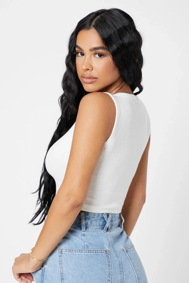 Kadın Beyaz Kare Yaka Crop Top Bluz – Şık, Rahat ve Kolay Kombinlenebilir
