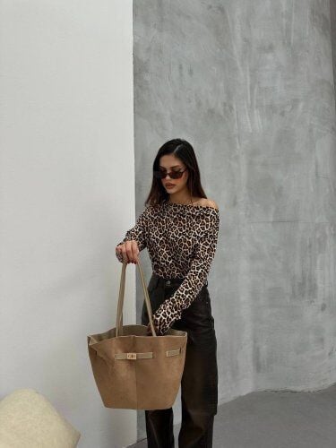 Kadın Leopar Desenli Düşük Omuzlu Bluz